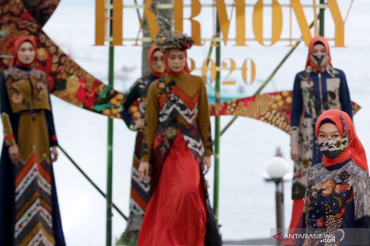 East Java Fashion Harmony 2020 digelar di Pantai Solong