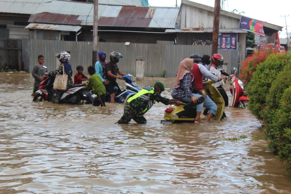 Sungai Indragiri meluap, TNI dan Polri berjibaku bantu warga