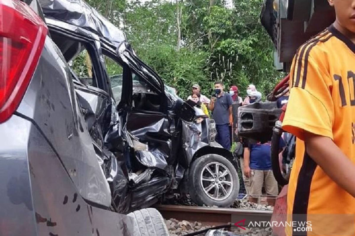 Polisi Blitar tangani laka kereta dan mobil satu meninggal