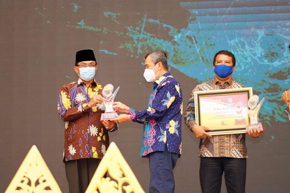 Bupati Inhil terima penghargaan peringkat II KI Award Riau Tahun 2020