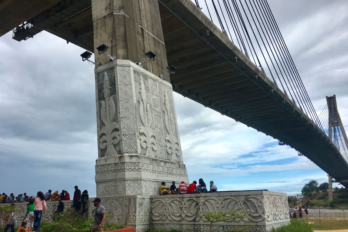 Taman di kaki  Jembatan Barelang