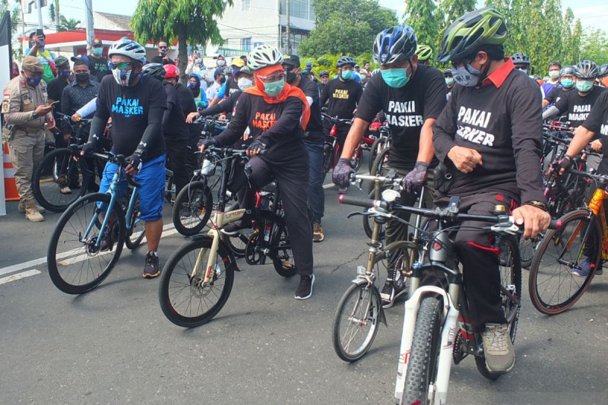 Gubernur Khofifah kampanye tertib bermasker sambil gowes di Jember