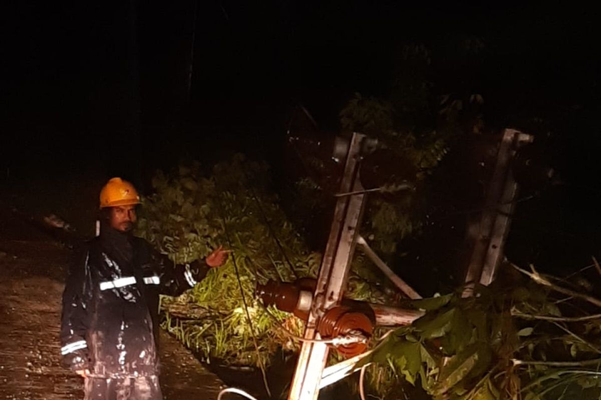 Angin kencang landa Putussibau, listrik padam total