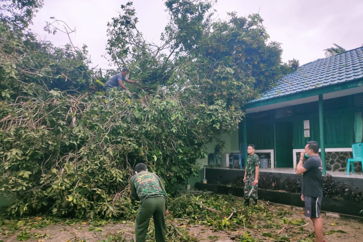 Posko Pilkada milik Kodim Putussibau ditimpa pohon besar