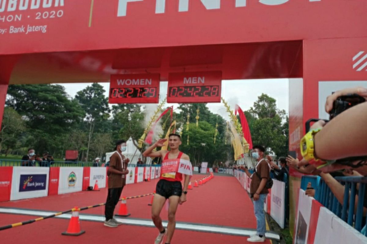 Betmen dan Pretty   juara Borobudur Marathon 2020