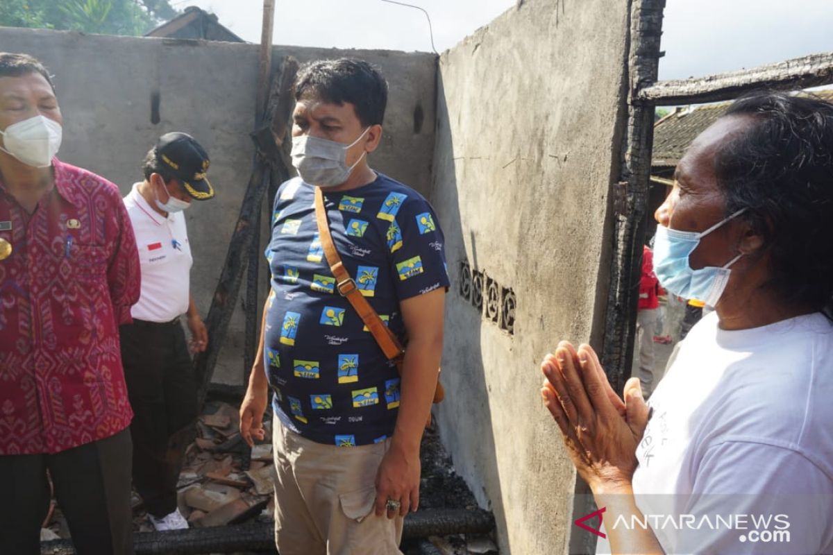 Pjs Bupati Karangasem kunjungi korban kebakaran di Desa Pempatan