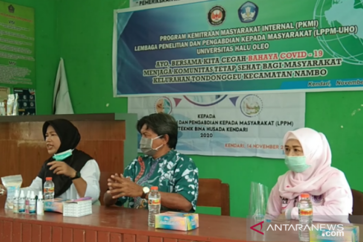 UHO Kendari mengedukasi warga cara jaga kesehatan saat pandemi COVID-19