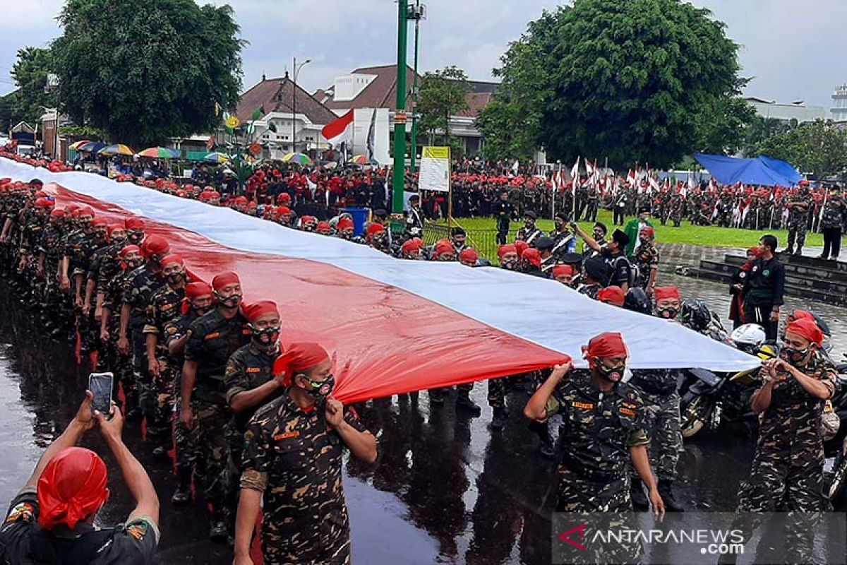 Banser Banyumas bentangkan Bendera Merah Putih sepanjang 1.000 meter