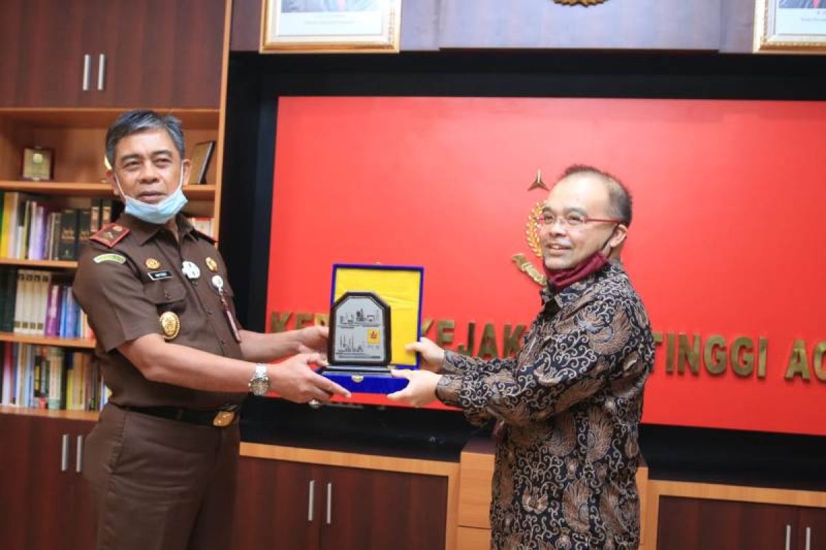 Berkontribusi dalam pembangunan ketenagalistrikan, PLN beri penghargaan Kejati Aceh