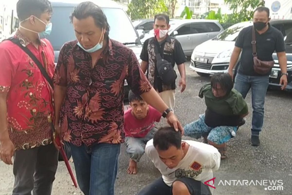 Tiga pengedar narkoba terperangkap di Lorong Laba Laba