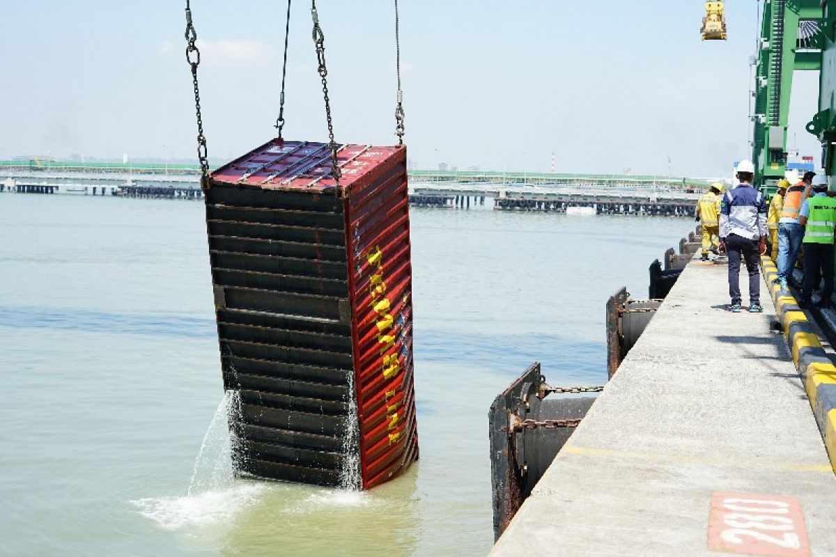 Kapal bermuatan 137 petikemas tenggelam di dermaga Teluk Lamong Surabaya