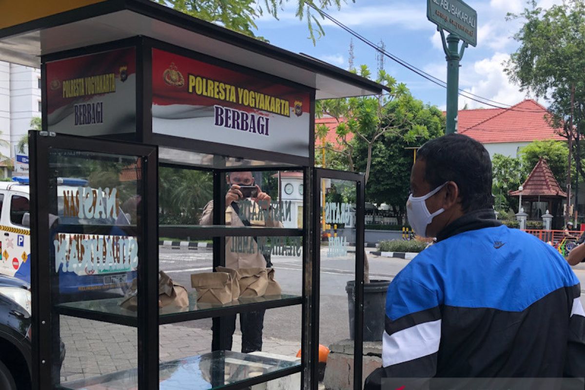 Nasi bungkus gratis dari Polresta Yogyakarta habis dalam 10 menit