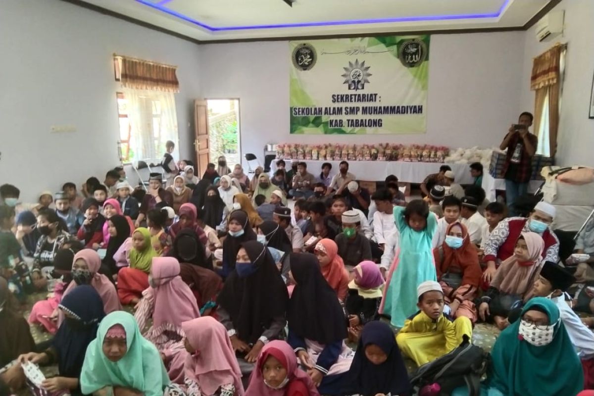 Hundred of orphans tour the nature at SMP Alam Muhammadiyah