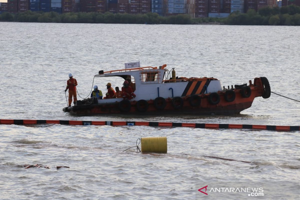 Kapal bermuatan 137 peti kemas tenggelam di Teluk Lamong