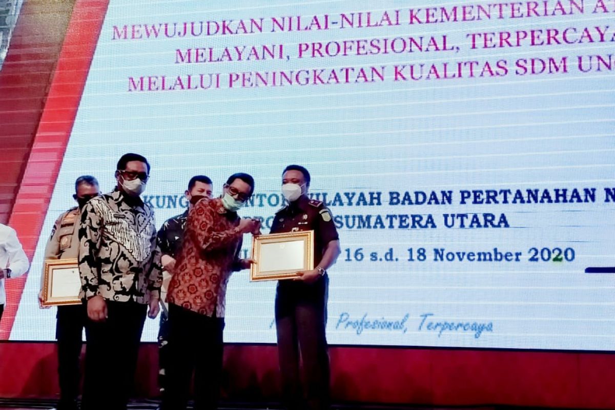 Kementerian ATR/BPN serahkan penghargaan untuk Kajati Sumut
