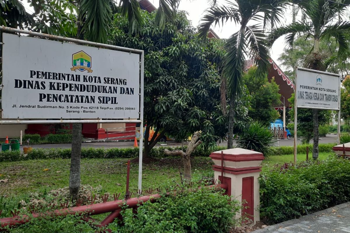 Pegawai positif COVID-19, Disdukcapil Kota Serang berlakukan layanan daring
