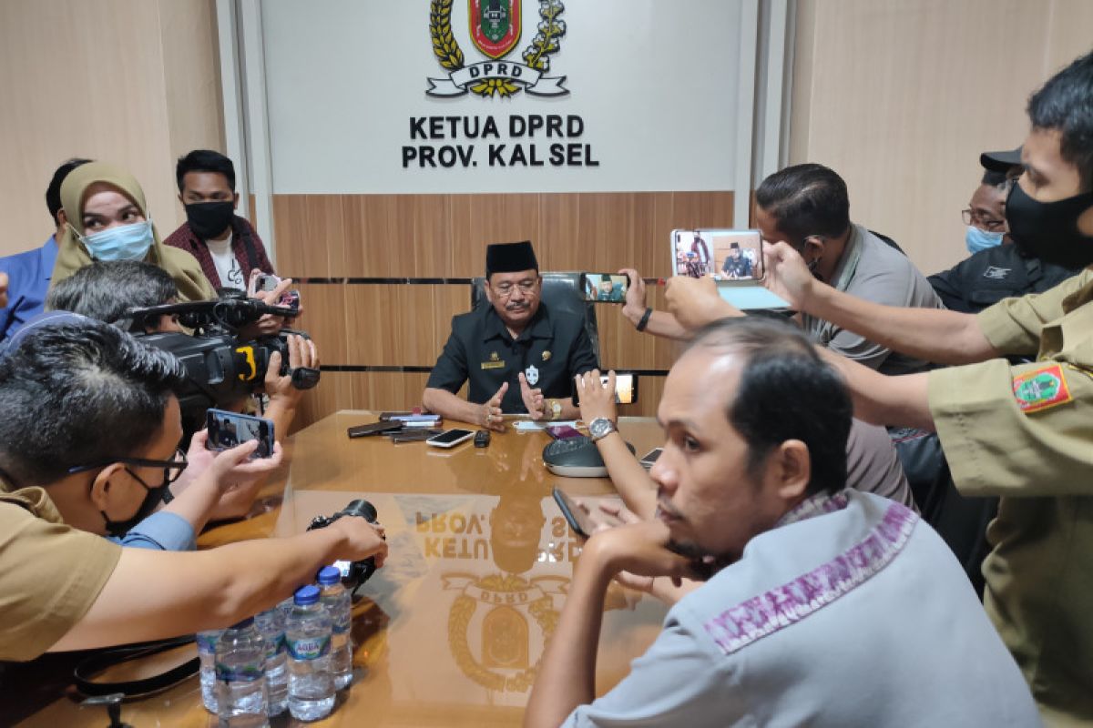 Ketua DPRD Kalsel klarifikasi rencana pembelian mobil waket