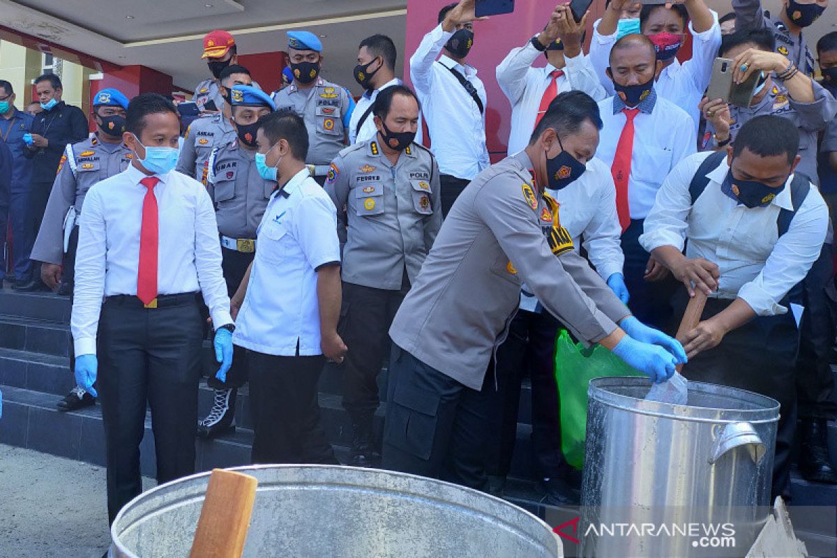 Polisi rebus sabu-sabu campur deterjen dan ditumpahkan ke septic tank