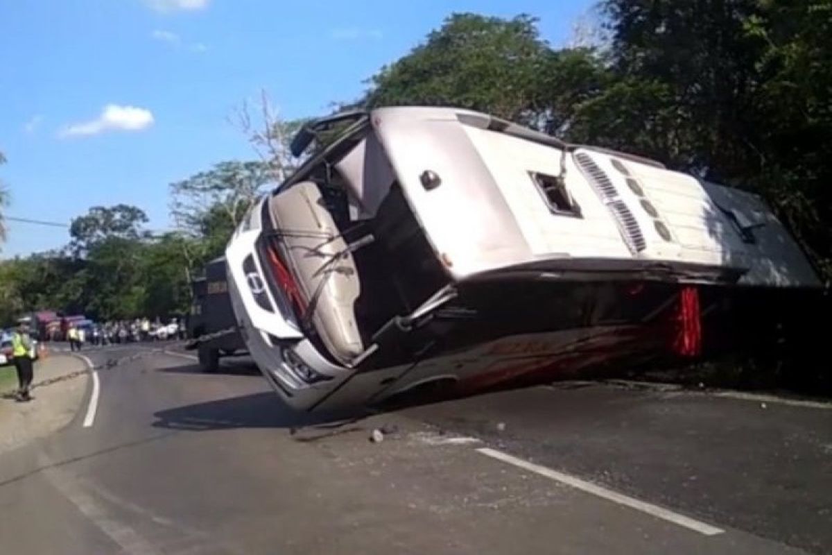 Truk pecah ban hantam bus, 41 orang tewas