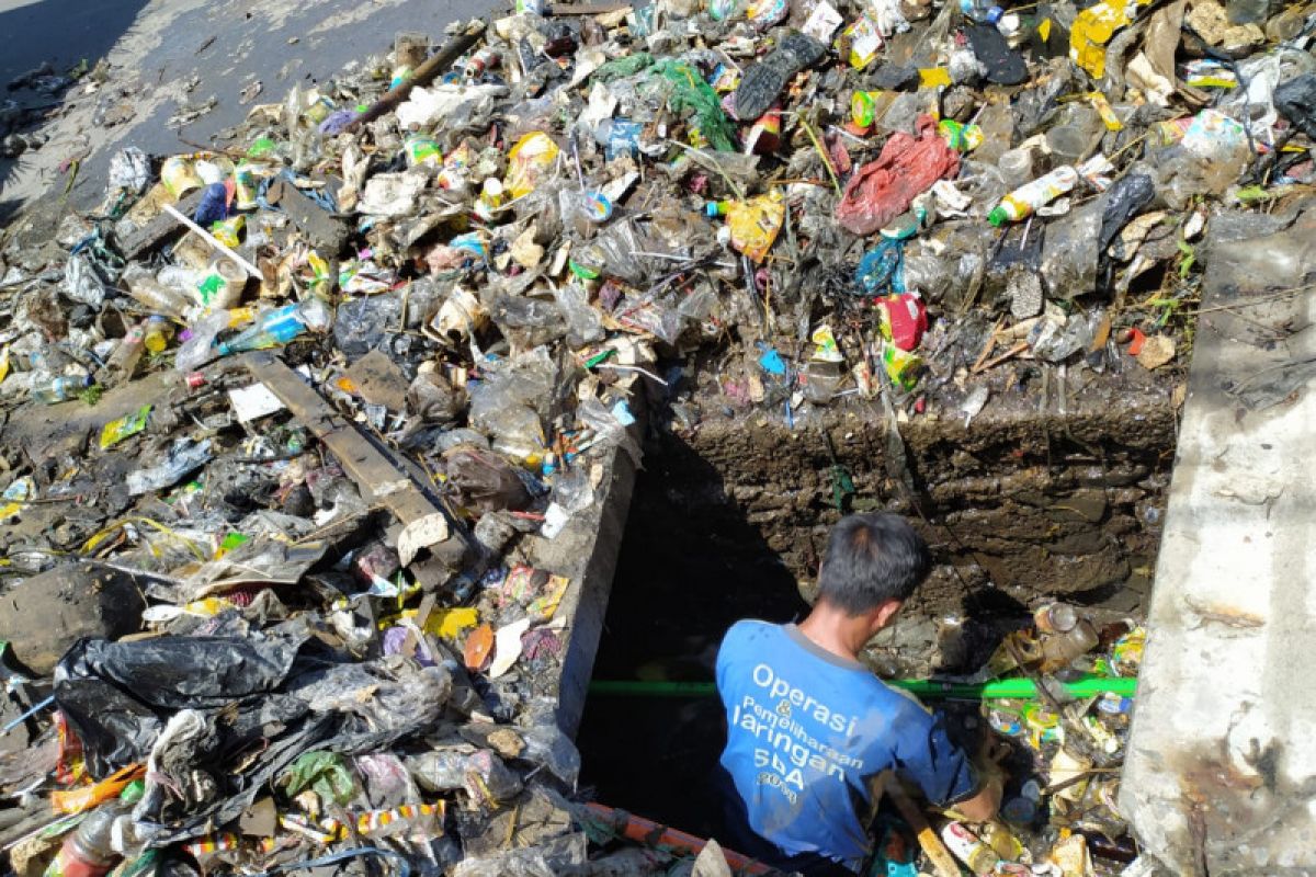 Satgas PUPR Mataram mengangkat sampah pemicu genangan di Tanah Haji