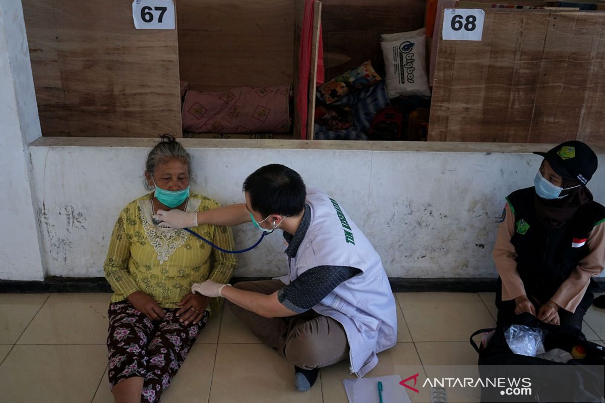 Bupati Sleman meminta pengungsi Merapi bertahan di barak pengungsian