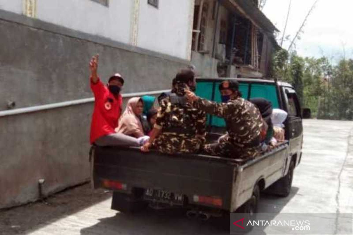 Ratusan warga Boyolali tinggal di pengungsian Merapi