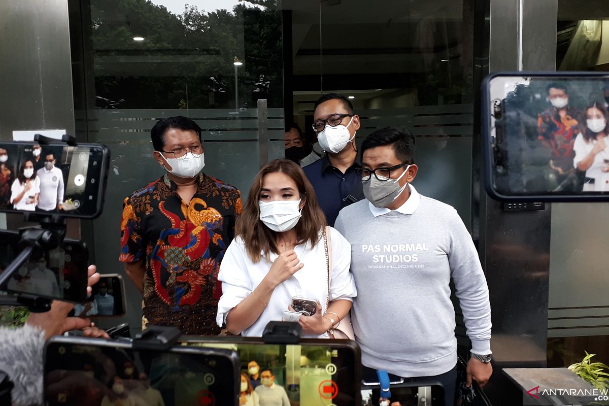 Gisel bungkam usai diperiksa di Polda Metro selama lima jam