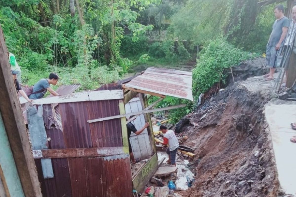 Dua kios di Tanah Jawa Simalungun amblas akibat tanah longsor