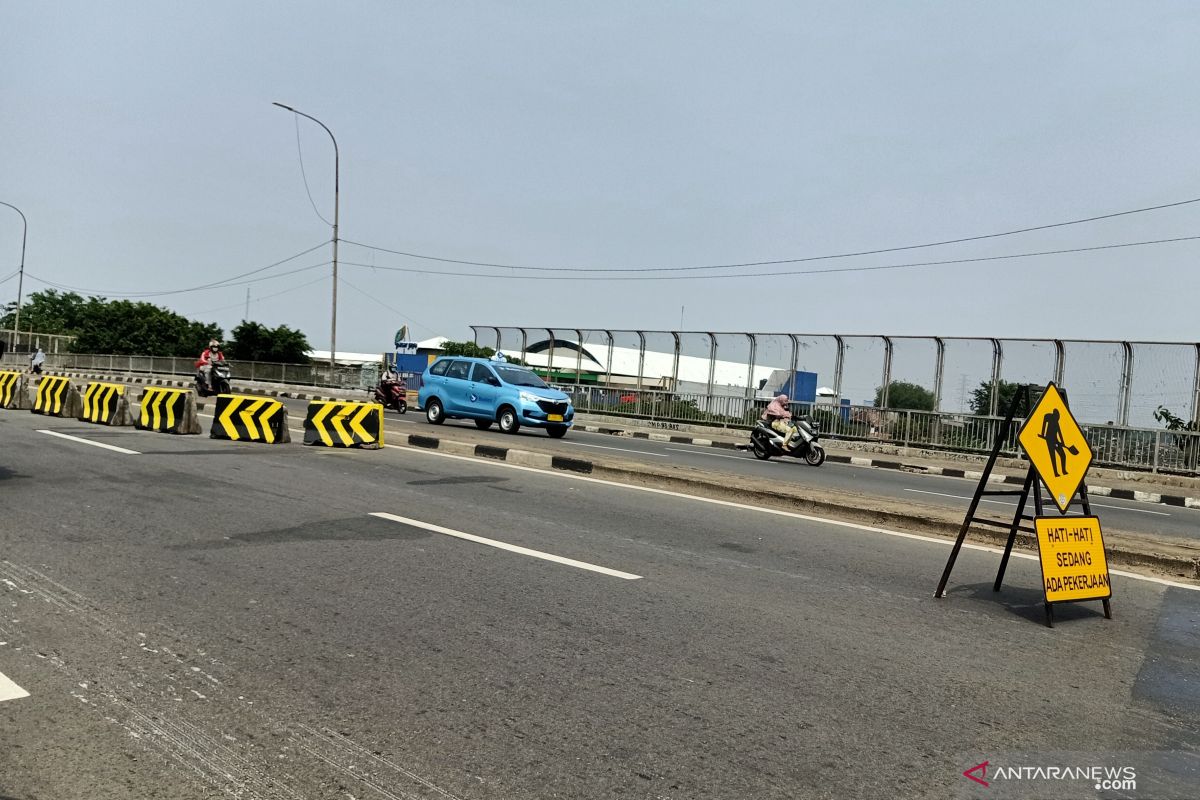 Penambalan lubang Flyover Klender terkendala kerangka jalan patah