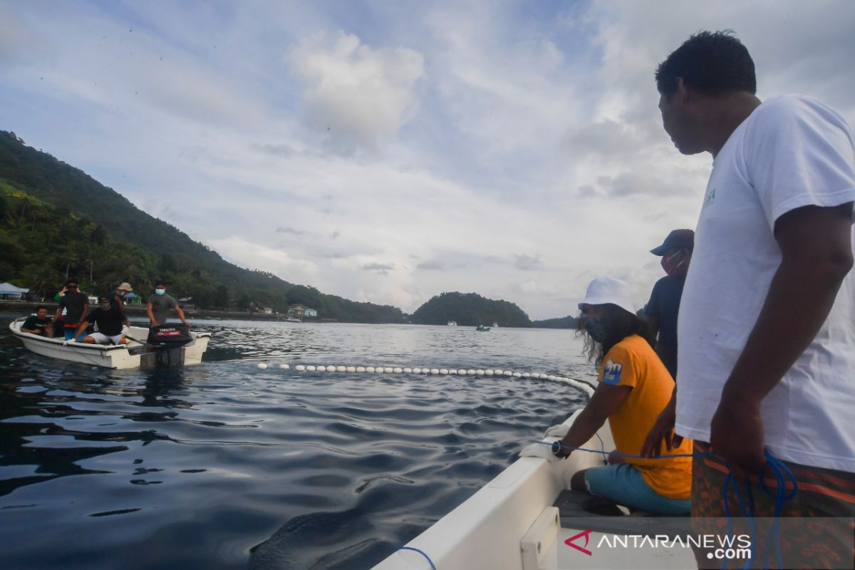 Econusa manfaatkan jaring bersihkan laut Banda Neira