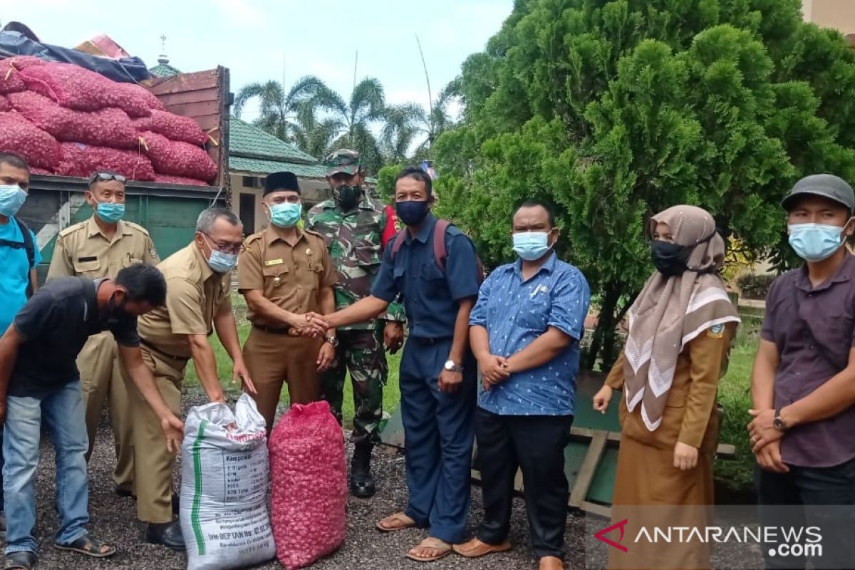 Lima ton benih  bawang bantuan COVID-19 diserahkan kepada Koptan Asahan