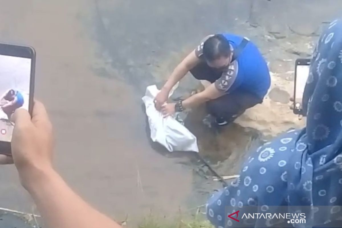 Warga Hantakan digegerkan dengan penemuan mayat bayi yang dilarutkan ke sungai