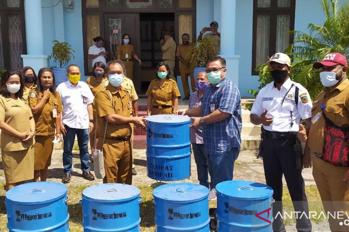 PT Freeport sumbang 170 tempat sampah ke Disperindag Mimika