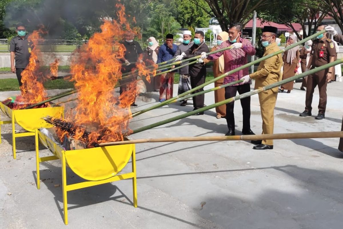 Kejari Abdya musnahkan barang bukti dari 46 perkara