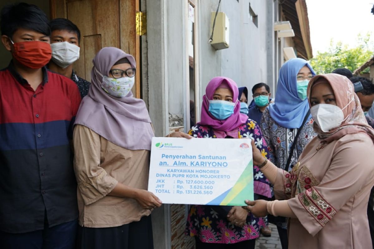 Modin sampai pemandi jenazah dicover JKK-JKM oleh Pemkot Mojokerto