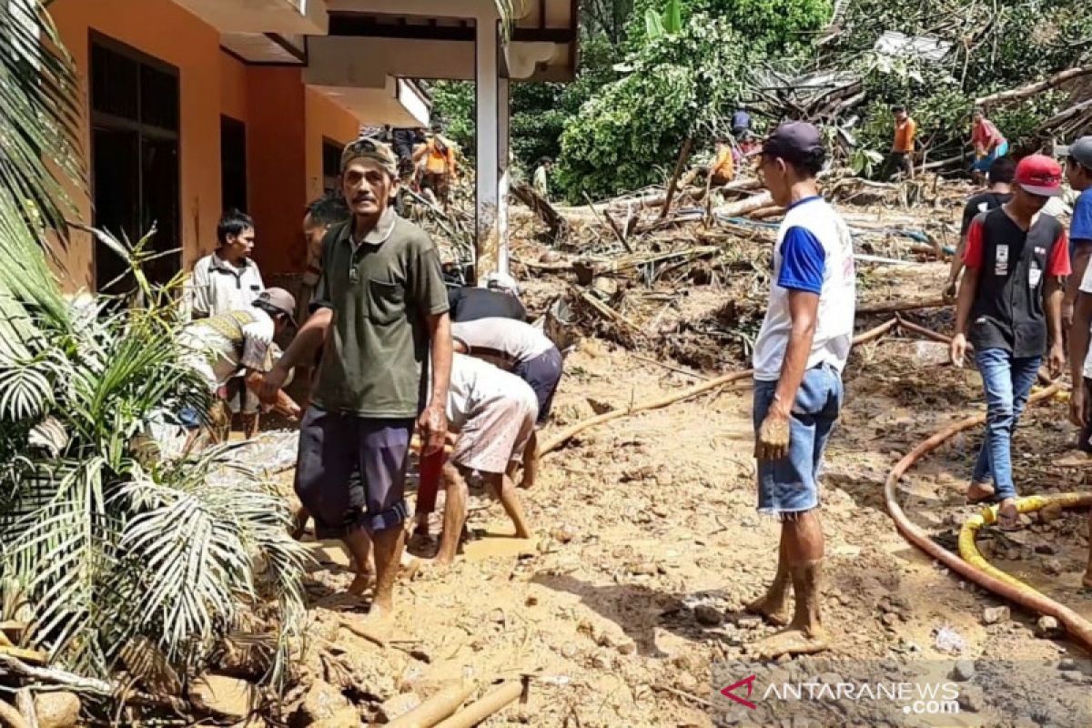 Satu orang meninggal dan tiga lainnya masih dicari  akibat  banjir dan longsor