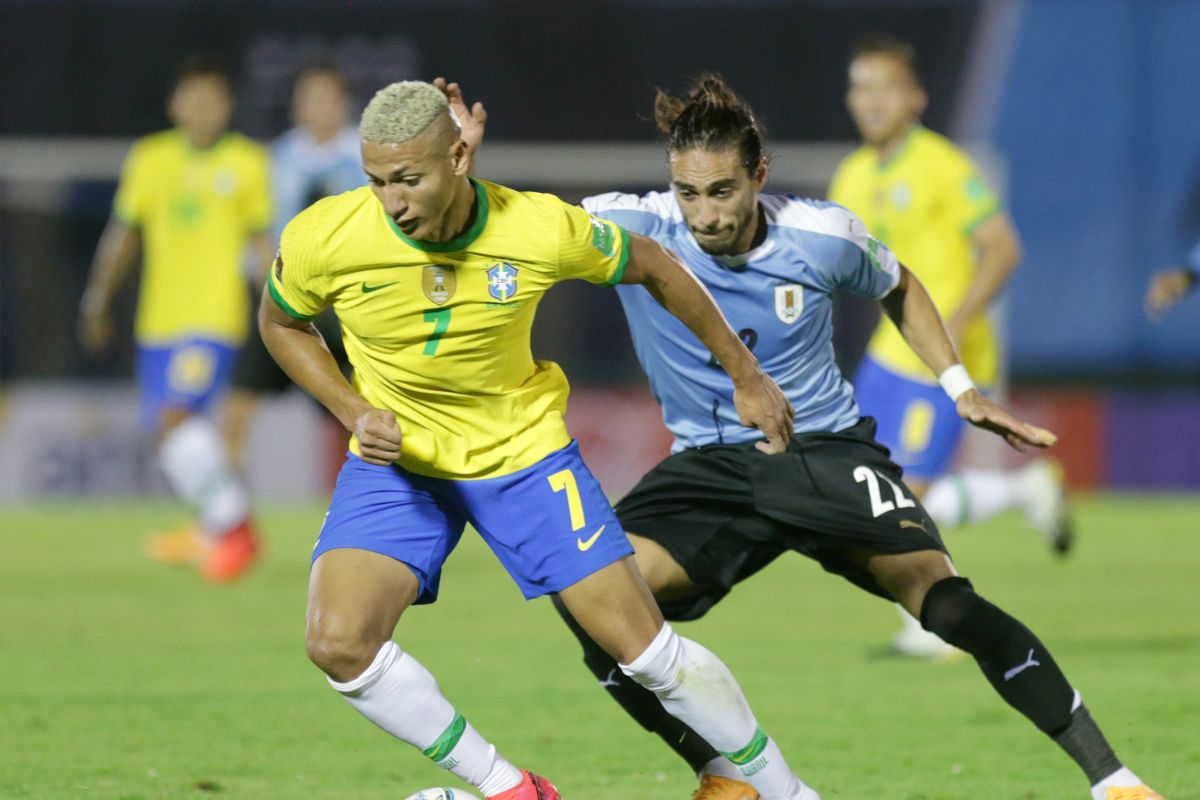 Brazil kalahkan sepuluh pemain Uruguay 2-0