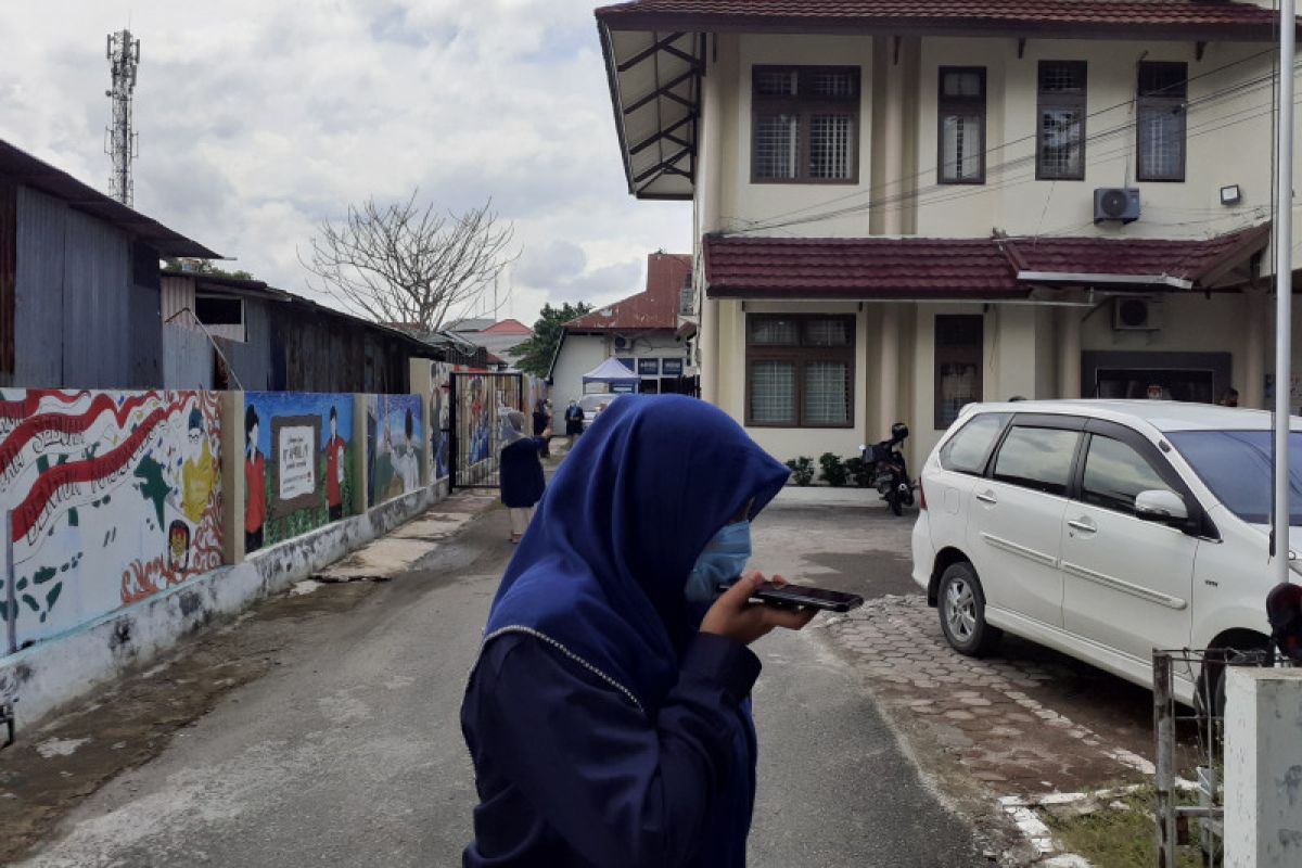 Sejumlah pegawai KPU Sumbar berlarian ke luar gedung akibat gempa