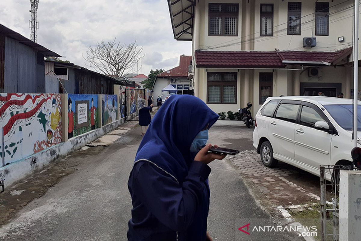 Sejumlah pegawai KPU Sumbar berlarian ke luar gedung akibat gempa