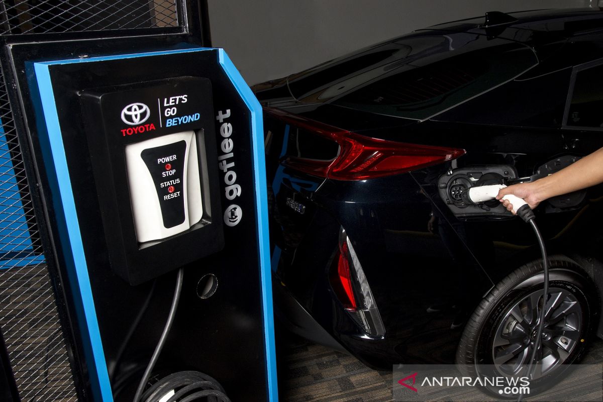 Toyota mulai jual mobil listrik baterai  di Indonesia