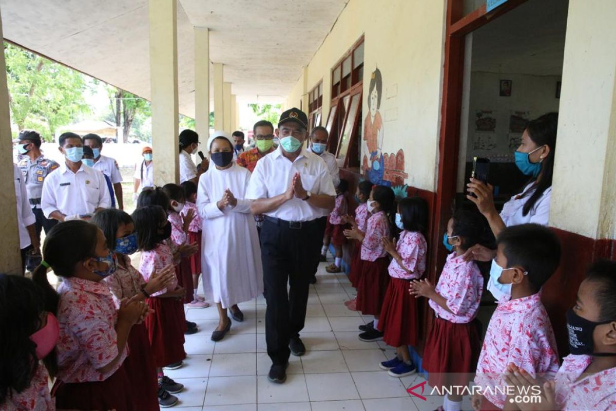 Menko PMK kunjungi sekolah yang belajar tatap muka di SBD