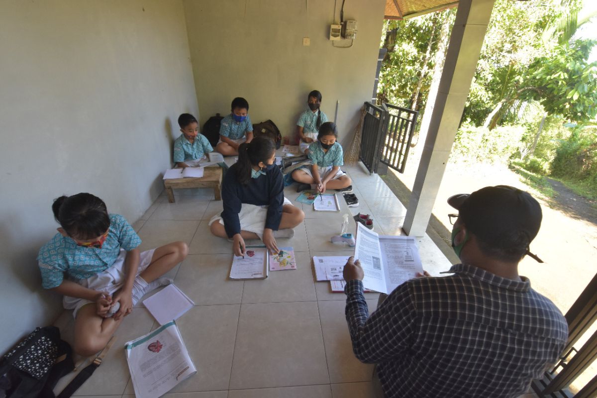 Sekelompok pelajar SD ikuti belajar tatap muka di Pos Kamling Banjar Sumber-Buleleng