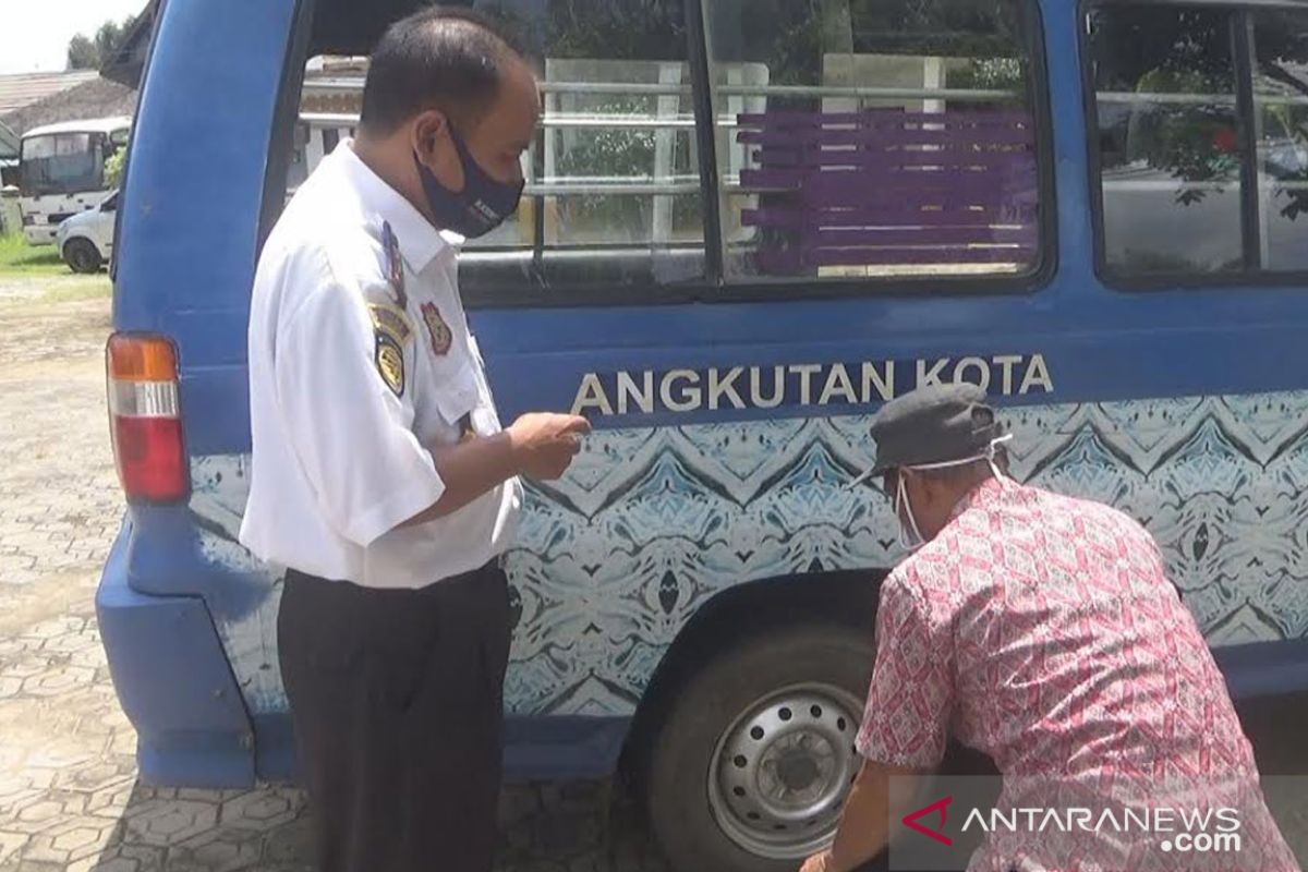 Pemkab Kapuas gunakan angkot Dishub bantu masyarakat desa datang ke kota