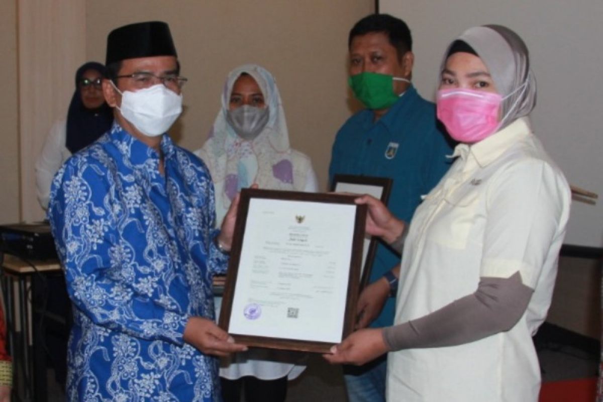 Kemenag serahkan sertifikat halal kepada 16 pelaku usaha di Sulawesi Selatan