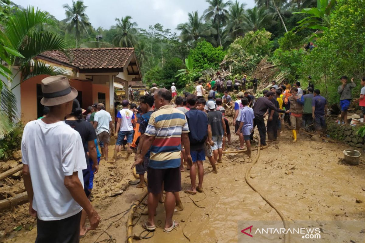 Tim SAR cari korban keempat akibat longsoran tebing 50 meter