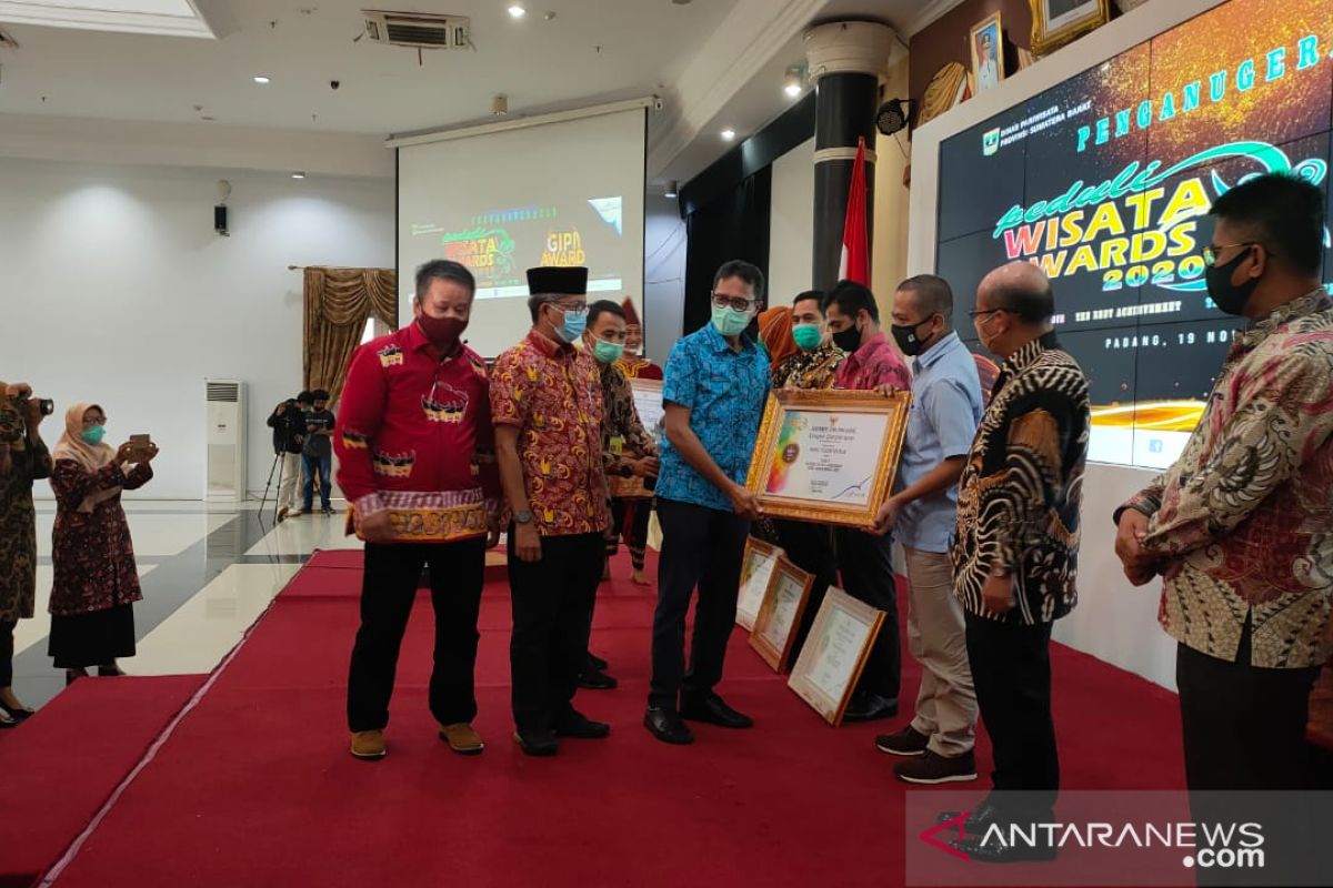 Bupati Pesisir Selatan terima Peduli Wisata Award