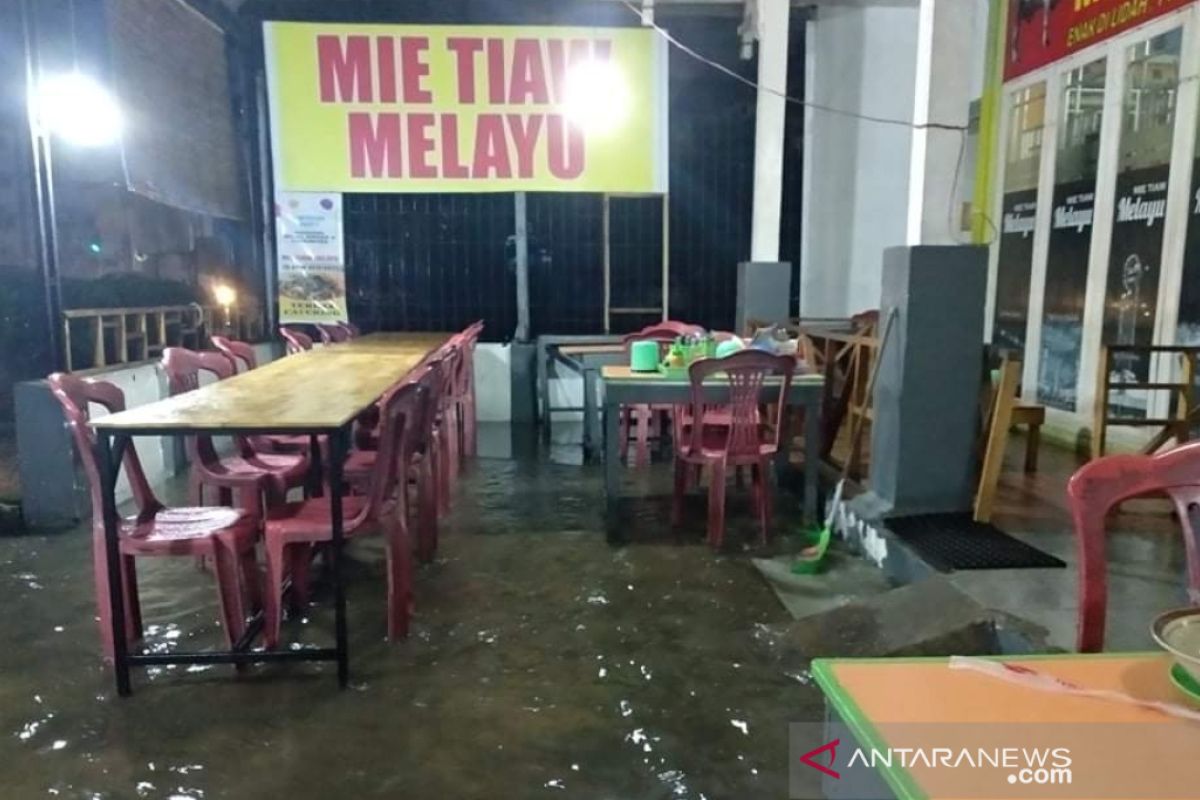 Banjir di Pontianak genangi jalan dan rumah warga