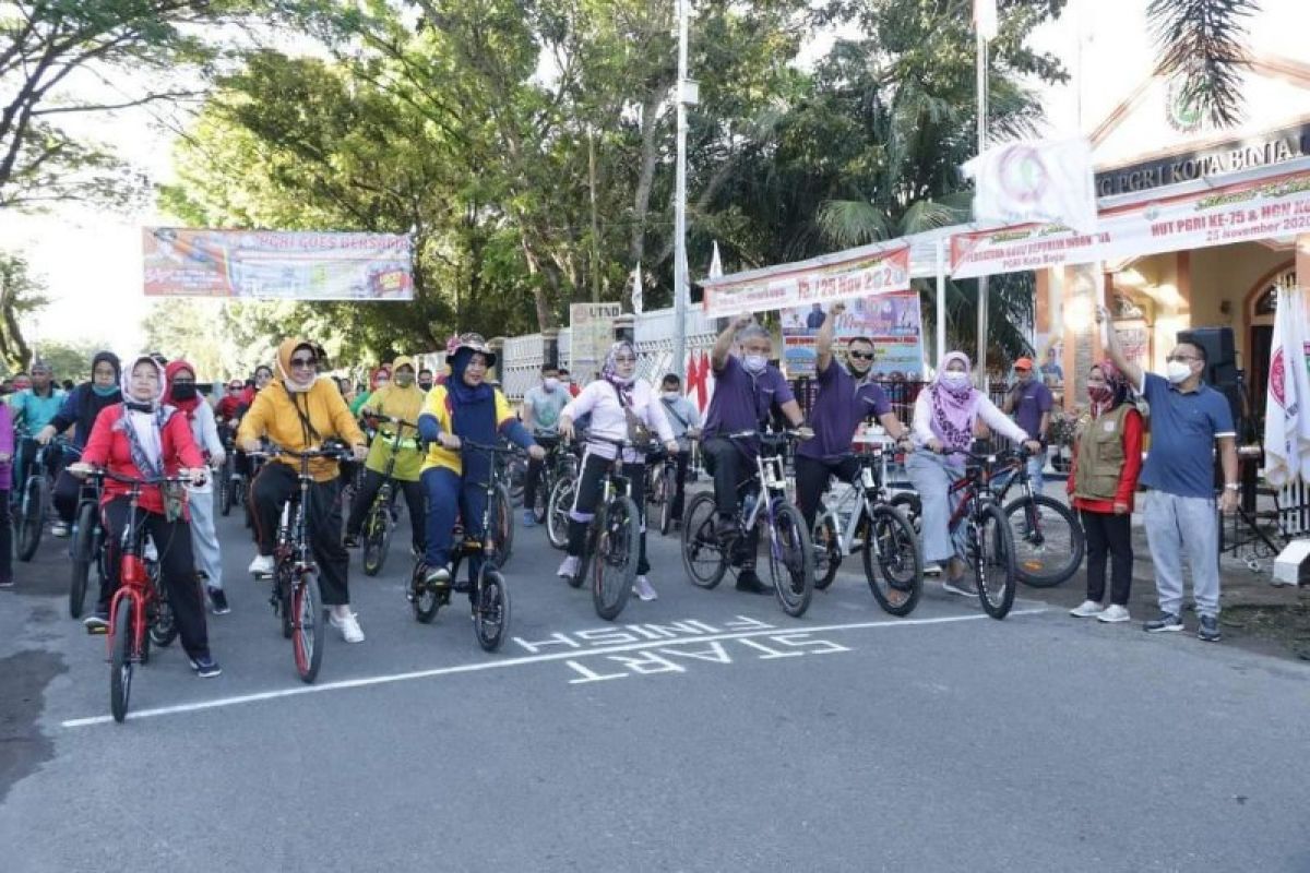 Wali Kota Binjai bersepeda bersama guru dalam rangka HUT PGRI