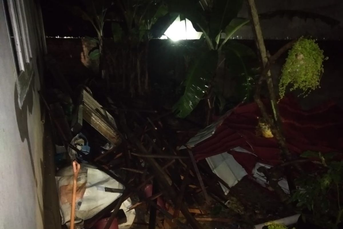 Seorang warga Kota Jambi meninggal tertimpa atap rumah akibat angin kencang