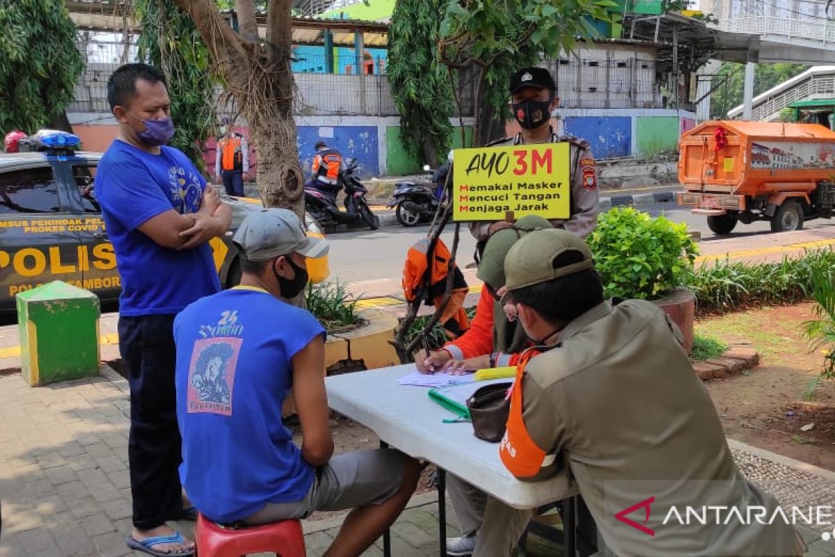 Operasi yustisi di Tambora kenakan sanksi sosial 60 pelanggar